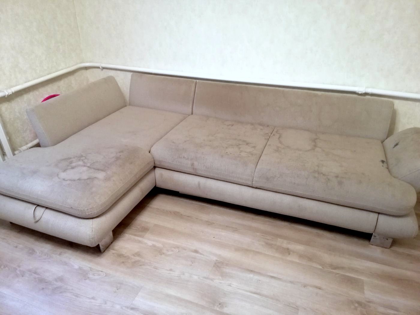 Кутовий диван з плямами до чистки
